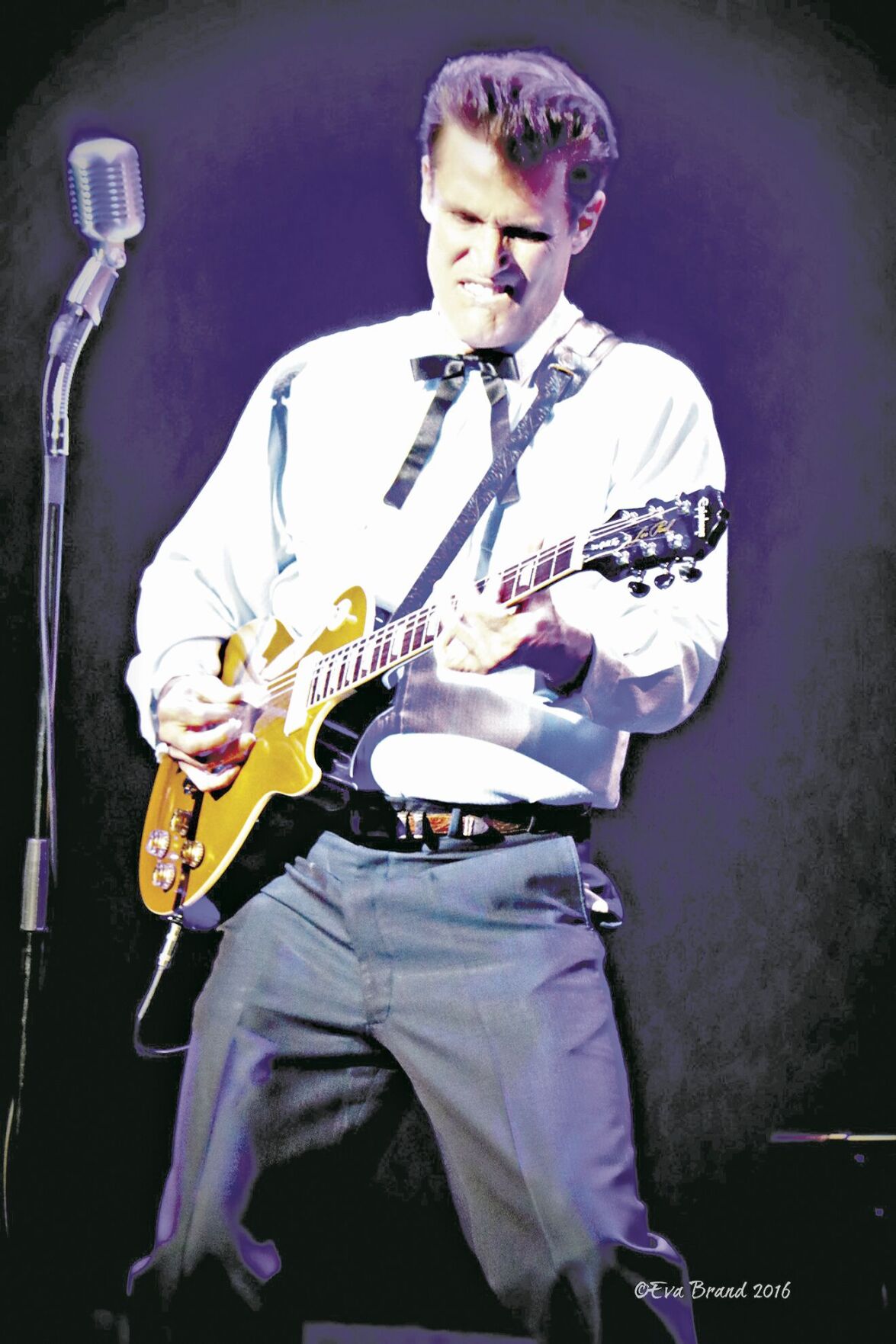 John Mueller portrays Carl Perkins.
